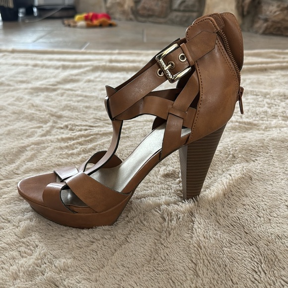 Tan heels by the brand Guess. Size 8 1/2. - Picture 2 of 5